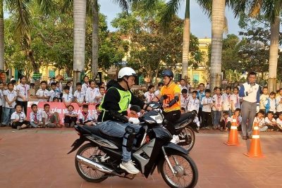 Hoạt động trải nghiệm về hướng dẫn kĩ năng tham gia an toàn giao thông tại Trường Tiểu học Giao Nhân
